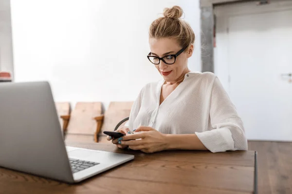 Freiberuflerin arbeitet zu Hause — Stockfoto