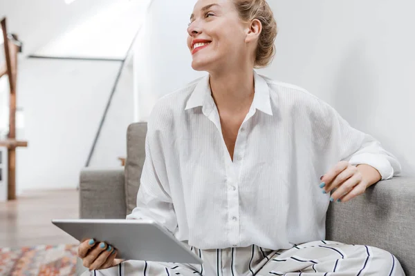 Kvinna anläggning tablet — Stockfoto