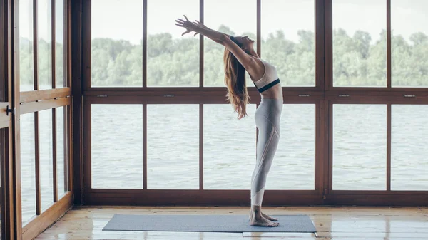 Yoga asana yaparken kadın — Stok fotoğraf