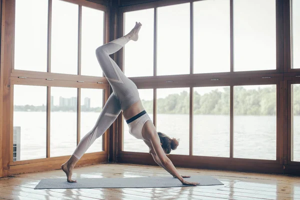 Yoga asana yaparken kadın — Stok fotoğraf