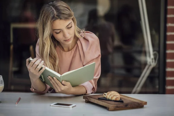 Mooie vrouw studeren — Stockfoto