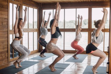 Yoga sınıfına sahip kadınların grup