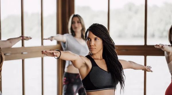 Grupo de mujeres que tienen clase de yoga — Foto de Stock