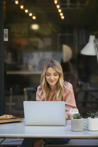 Frau arbeitet an ihrem Laptop — Stockfoto