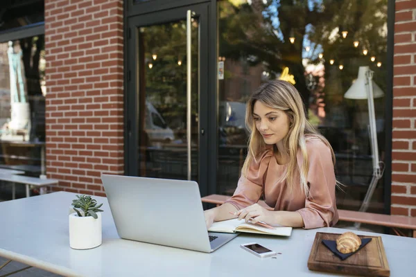 Portrait of Woman at Cafe — Stock Photo, Image