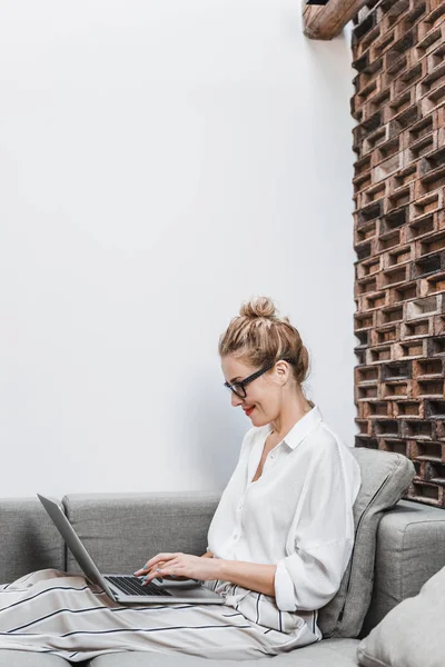 Mujer bonita usando portátil — Foto de Stock