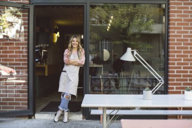 Cafe kapılarda duran garson