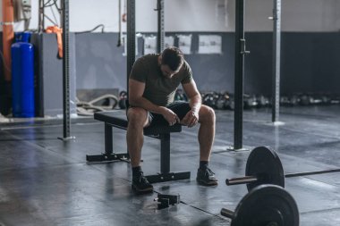 Sporcu spor salonunda mola.