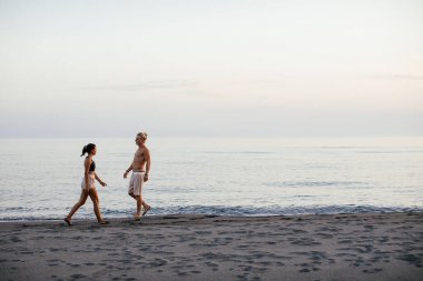 kumsalda birlikte yürüme Çift