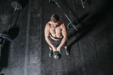 sporcu ağırlık kaldırma egzersizleri