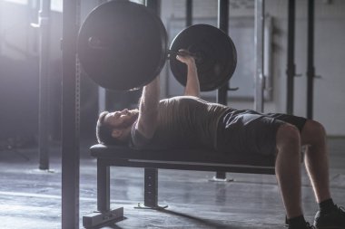 sporcu ağırlık kaldırma egzersizleri