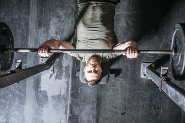 sporcu ağırlık kaldırma egzersizleri