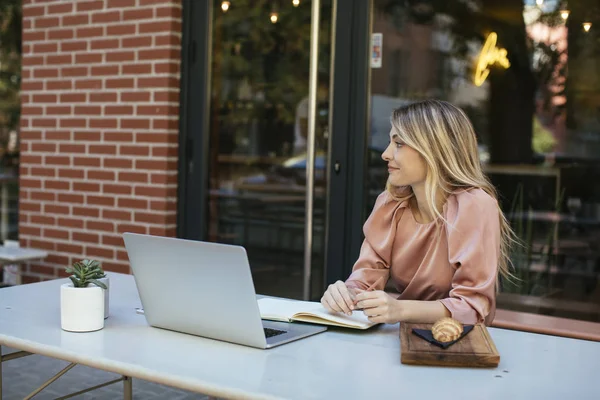 Portrait of Woman at Cafe — Stock Photo, Image