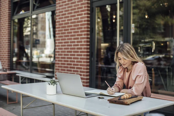 Portrait of Woman at Cafe — Stock Photo, Image