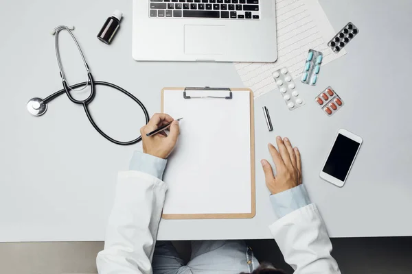 Médico en el trabajo — Stockfoto