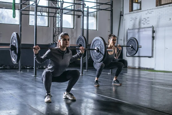 SportsWomen Greutăți de ridicare — Fotografie, imagine de stoc