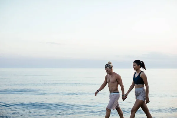 Séta a strand együtt pár — Stock Fotó