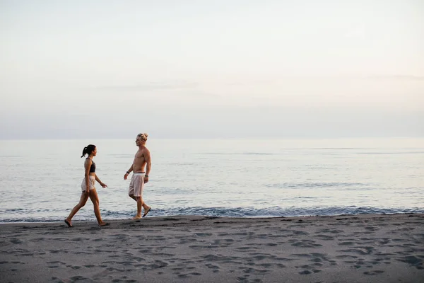 Paar lopen op strand samen — Stockfoto