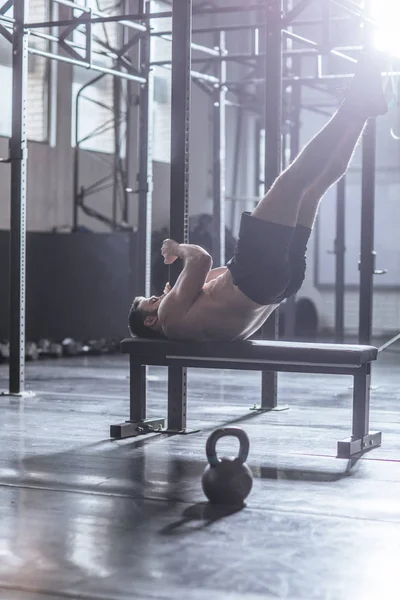 Man doet Workouts op sportschool — Stockfoto