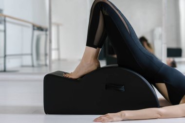 Bir kadının Reformer Pilates Egzersiz yapması