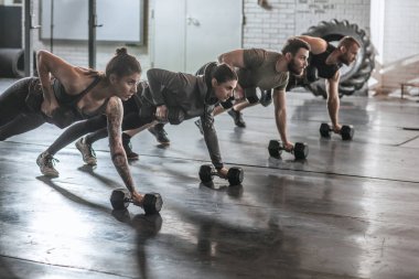 Spor salonunda şınav sporcu