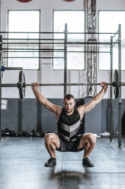 sporcu ağırlık kaldırma egzersizleri