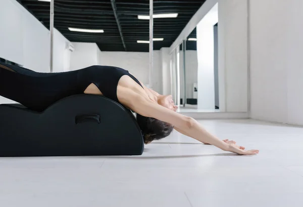 Una mujer haciendo ejercicio de pilates — Foto de Stock