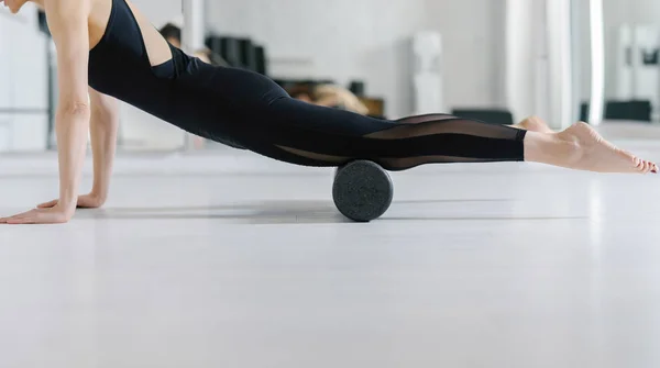 Een vrouw doet de oefening Pilates de hervormer — Stockfoto