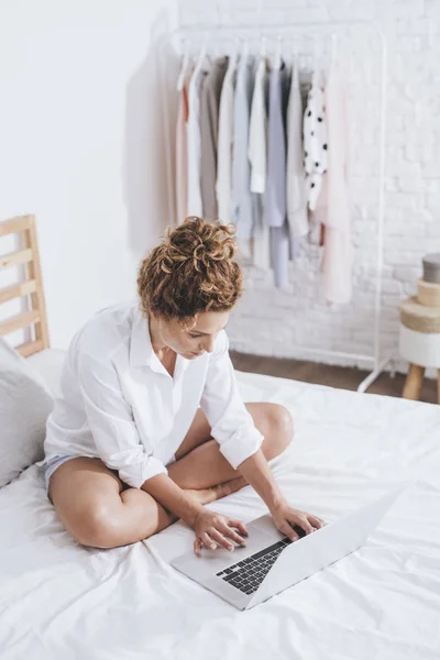 Vrouw typen op haar laptop thuis — Stockfoto