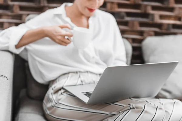 Vrouw leest op laptop — Stockfoto