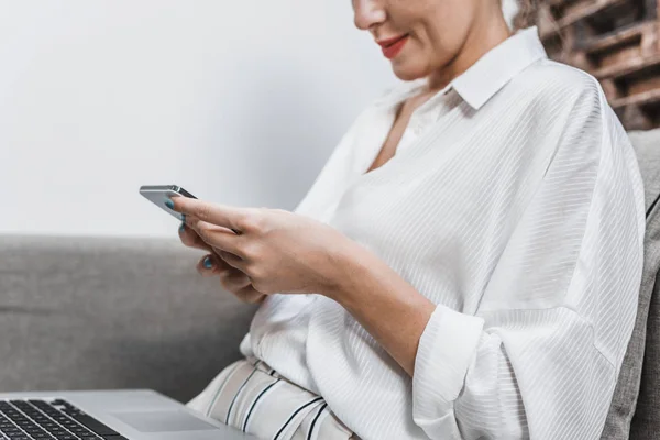 Woman Using Cell Phone — Stock Photo, Image