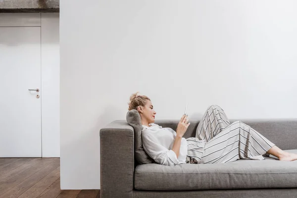 Frau liest auf Tablet — Stockfoto