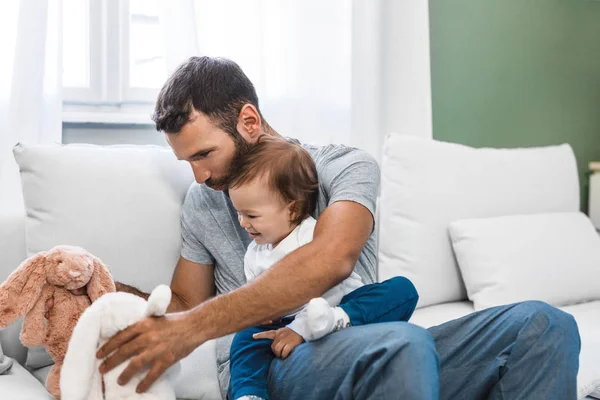 Papa spelen met zijn zoon — Stockfoto