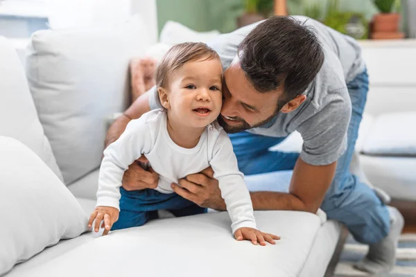 Vader zijn zoon knuffelen — Stockfoto