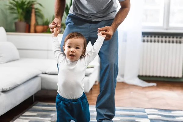 Baby macht erste Schritte — Stockfoto