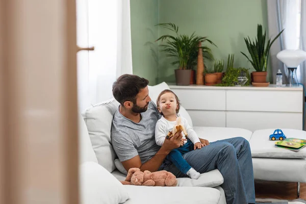 Baby pojke äter banan — Stockfoto