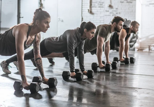 Sportspeople Doing Pushups at Gym — Stock Photo, Image
