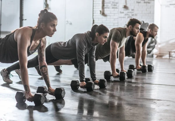 Deportistas haciendo flexiones en el gimnasio —  Fotos de Stock