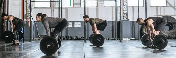 İnsanlar spor salonunda egzersiz yapıyor — Stok fotoğraf