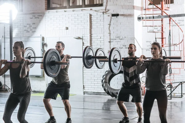 Gente haciendo ejercicios en el gimnasio — Foto de Stock