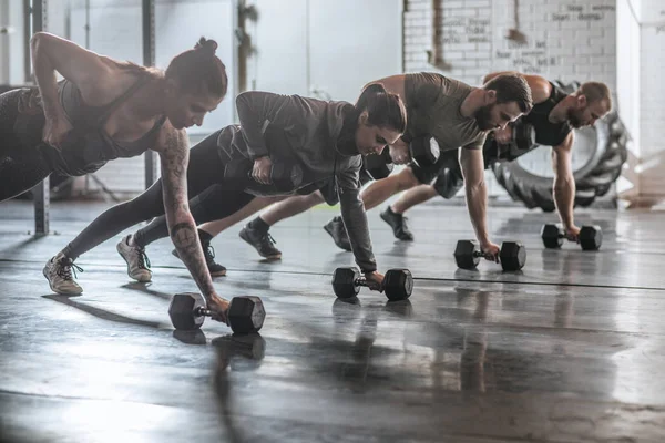 Mennesker på Crossfit Træning - Stock-foto