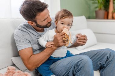 Bebek çocuk yeme muz