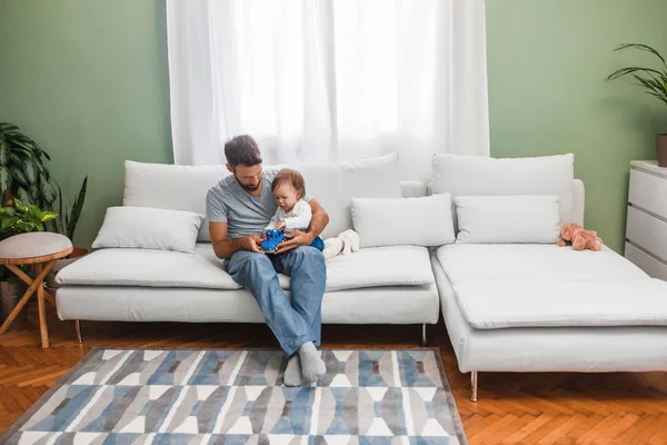 Pappa leker med sonen — Stockfoto