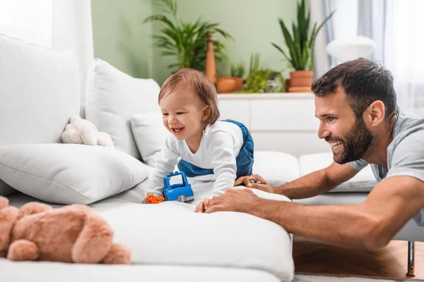 Papa spelen met zijn zoon — Stockfoto