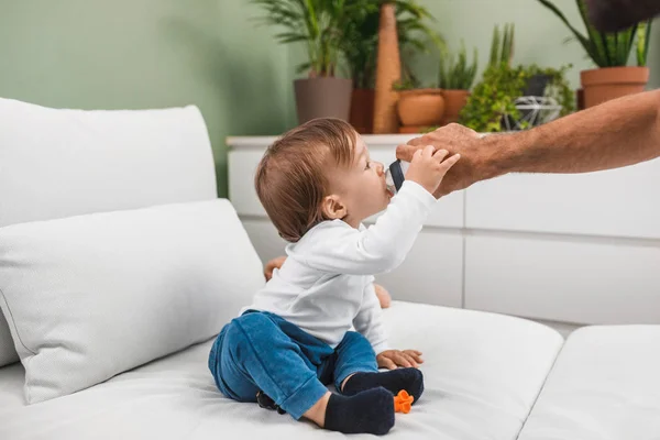 Bebé agua potable — Foto de Stock