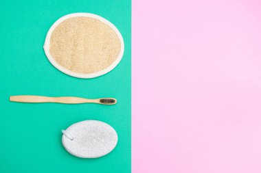 Pembe ve yeşil kağıt üzerinde çevre dostu vücut bakım aksesuarları