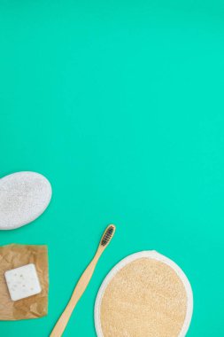 Yeşil kağıt arka planda doğal çevre dostu banyo aksesuarları
