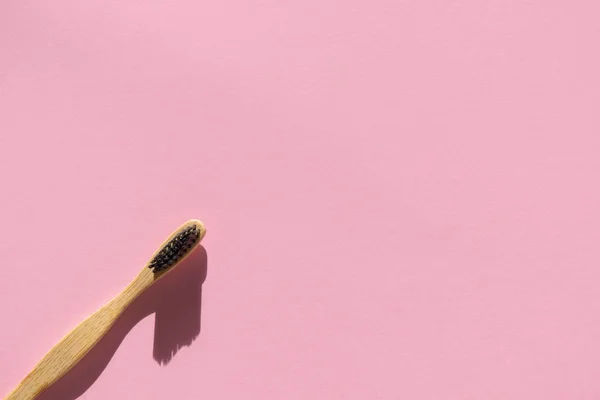 Yumuşak pembe arka planda eko bambu diş fırçası — Stok fotoğraf