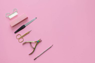 Pembe kağıt arkaplanda manikür araçları