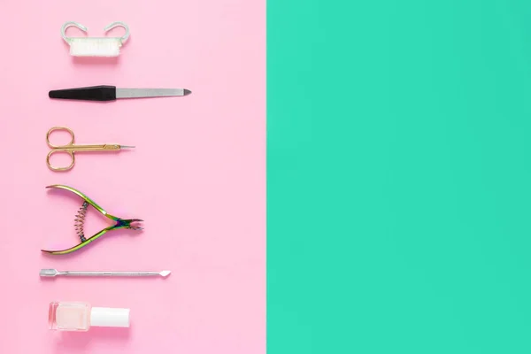 Maniküre und Pediküre Beauty-Accessoires auf rosa und grünem Hintergrund — Stockfoto